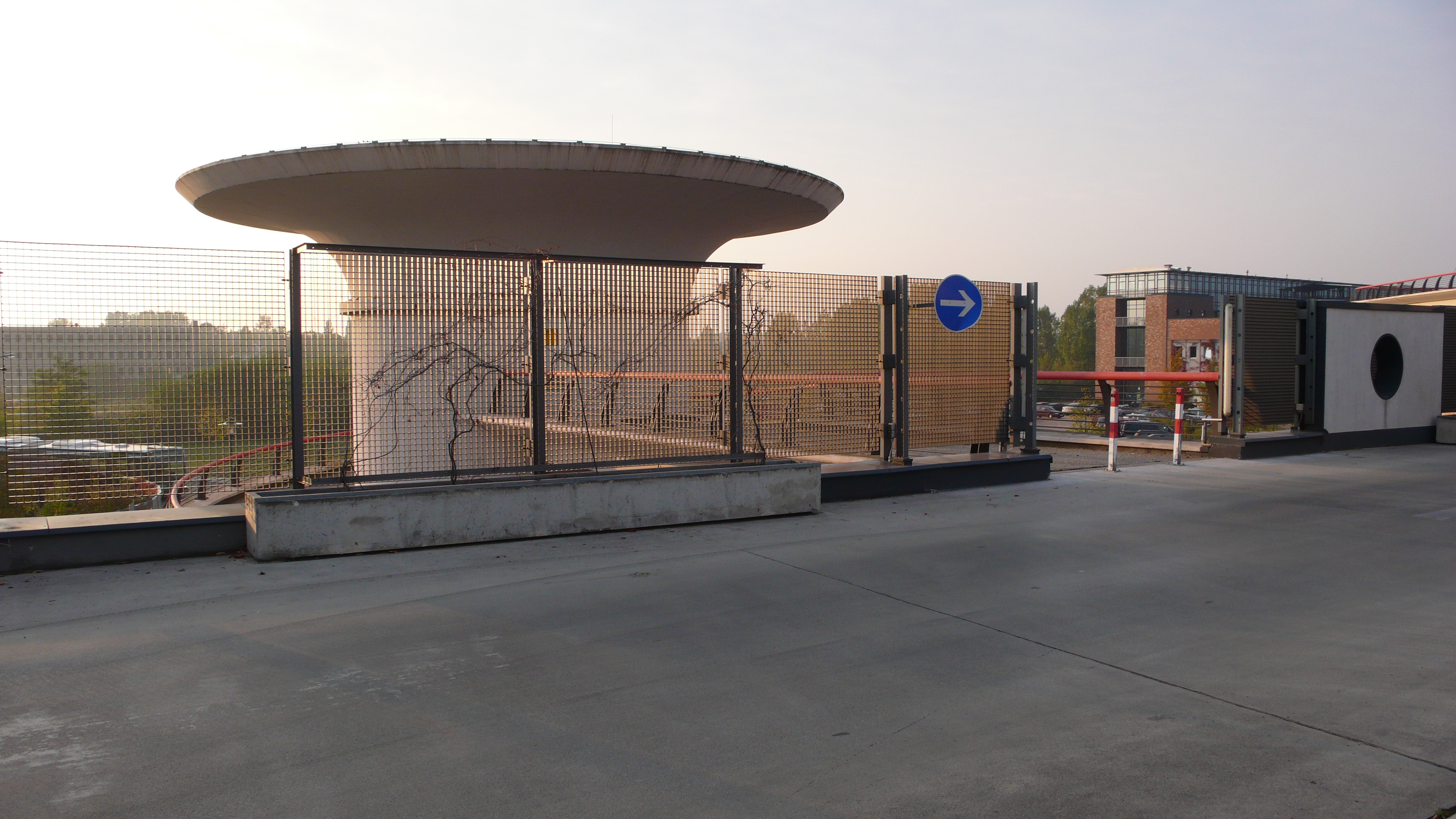 Gitterrostzaun als Begrenzung auf einem Parkdeck