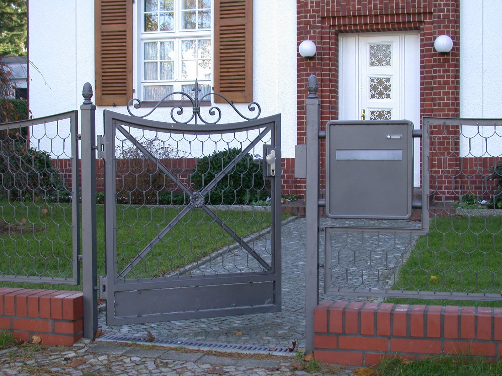 Briefkasten im Zaun Schuppengeflecht