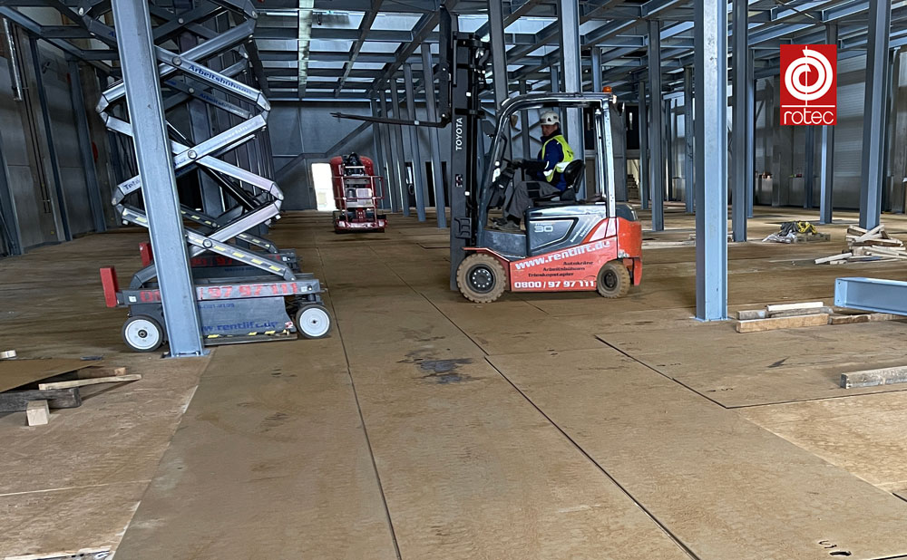 Lastverteiler-Bodenplatten in einer Industriehalle