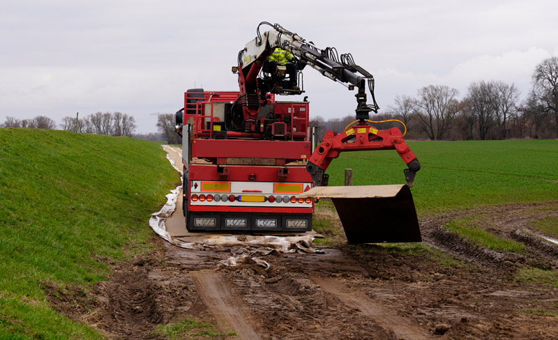 __'Montage einer mobilen Baustraße mit Stahlplatten